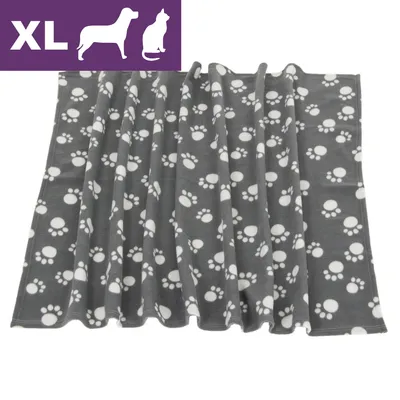 Grå filt i tyg med vita tassavtryck, storlek XL. Symboler för hund och katt samt texten 'XL' synliga i övre vänstra hörnet. Grå filt i tyg med vita tassavtryck, storlek XL. Symboler för hund och katt samt texten 'XL' synliga i övre vänstra hörnet.