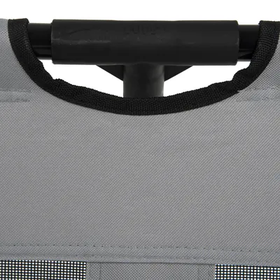 Vista dettagliata di un tessuto grigio con manico in plastica nera e rete sul bordo inferiore.