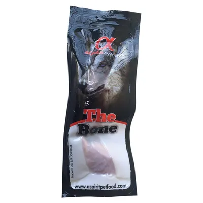 Опаковка с надпис alpha spirit, изображение на вълк и текст The Bone. В долната част се вижда кост вътре в прозрачна опаковка. Видим уеб адрес: www.aspiritpetfood.com