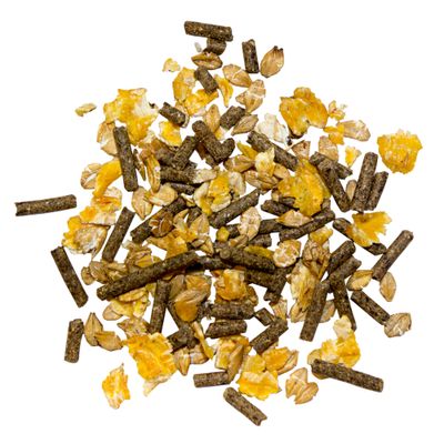 Gemisch aus gelben Flocken, braunen Pellets und Getreidekörnern auf weißem Hintergrund, zeigt die Zusammensetzung des Futters.