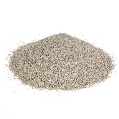 Hoop fijnkorrelig, lichtgrijs kattengrit zonder verpakking zichtbaar op witte achtergrond.