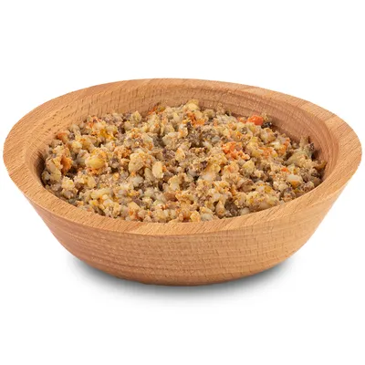 Holzschale mit einer Mischung aus zerkleinerten Zutaten, darunter orangefarbene und weisse Stücke.