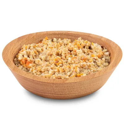 Ciotola di legno con cibo umido per animali, visibili pezzi di carne e verdure come carote.