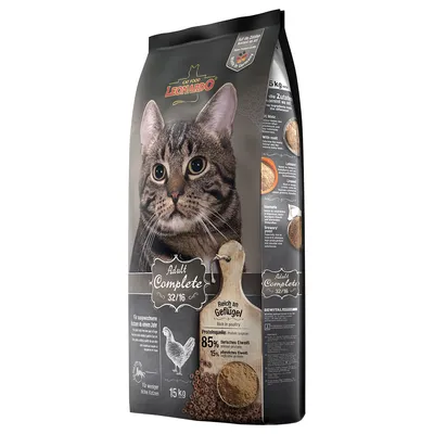 Bag labelled Adult Complete 32/16, rich in poultry, with 85% animal protein and 15% plant protein, 15kg. Visible ingredient information and feeding details on side of packaging.