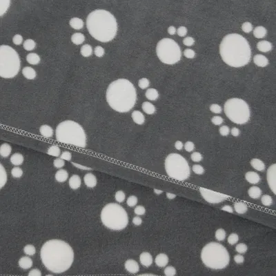 Graue Decke mit weissen Pfotenabdrücken und sichtbarer Ziernaht. Weiches Material, ideal für Haustiere.