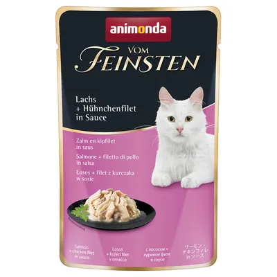 Animonda Vom Feinsten cibo umido per gatti, gusto salmone e filetto di pollo in salsa, pronto da servire. Confezione con gatto bianco e prodotto su piatto nero.