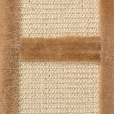 Nærbillede af kradsebræt med beige sisaloverflade og lysebrun kant i blødt stof. Materialer: sisal og plys.