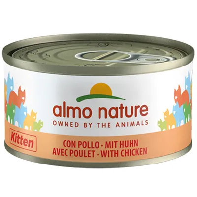 Almo Nature Kitten konzerva pro koťata s kuřecím. Text na plechovce: 'Owned by the Animals', vícejazyčně: 'Con Pollo, Mit Huhn, Avec Poulet, With Chicken'.