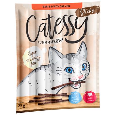 Catessy Sticks Bar-B-Q com salmão, 25g. Sem adição de açúcar, com taurina. Ilustração de um gato a comer um stick.