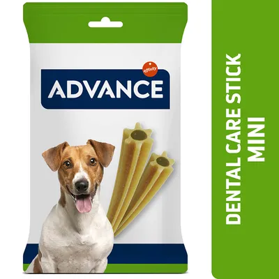 Advance Dental Care Stick Mini, pes zobrazený na obale so zubnými tyčinkami.