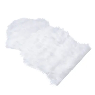 Bílá deka z umělé kožešiny, obdélníkový tvar, hebká textura.