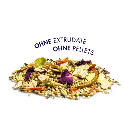 Feed mix with natural ingredients, without extrudates and without pellets.