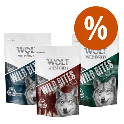 Tři balení Wolf of Wilderness Wild Bites, nápisy Grain Free Snack, The Taste of Canada, The Taste of the Mediterranean, velká oranžová ikona procenta v rohu.