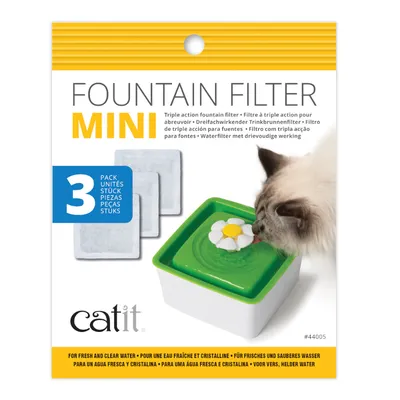 Catit Fountain Filter Mini, Dreifachwirkender Trinkbrunnenfilter, 3 Stück. Für frisches und sauberes Wasser. Katze trinkt aus grünem Brunnen mit Blume. Catit Fountain Filter Mini, Dreifachwirkender Trinkbrunnenfilter, 3 Stück. Für frisches und sauberes Wasser. Katze trinkt aus grünem Brunnen mit Blume.