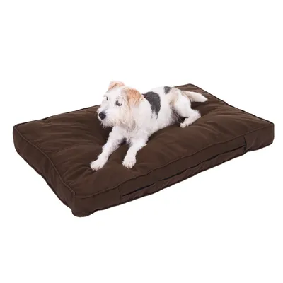 Coussin rectangulaire marron pour chien, tissu visible, avec un chien blanc et noir allongé dessus. Aucun texte ou marque apparente.