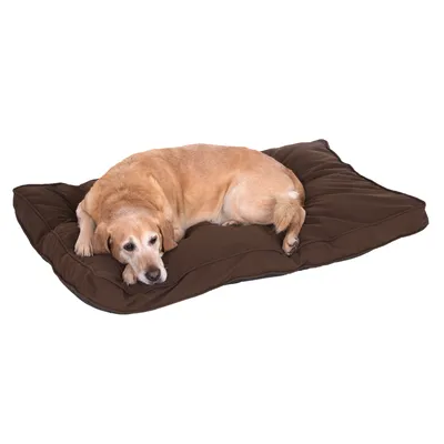 Hund ligger på en brun, polstret hundepude. Produktet viser pudens komfort og størrelse.