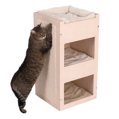 Kradsesmøbel af træ med tre niveauer, polstrede liggeflader og sisal kradseflade. Kat bruger kradsefladen. Kradsesmøbel af træ med tre niveauer, polstrede liggeflader og sisal kradseflade. Kat bruger kradsefladen.