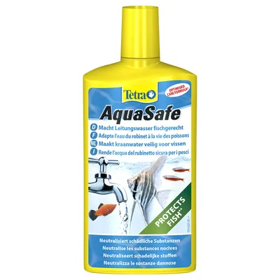 Tetra AquaSafe vattenberedning, text: 'PROTECTS FISH', neutraliserar skadliga substanser. Text på flera språk om att göra kranvatten säkert för fisk. Tetra AquaSafe vattenberedning, text: 'PROTECTS FISH', neutraliserar skadliga substanser. Text på flera språk om att göra kranvatten säkert för fisk.