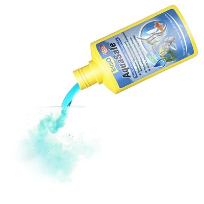 Tetra AquaSafe -pullosta kaadetaan sinistä nestettä. Etiketissä näkyy kaloja ja tekstiä, kuten 'AquaSafe', 'NEU' ja tuotetietoja saksaksi.