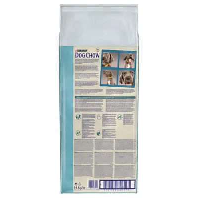 Rückseite der Purina Dog Chow Verpackung mit Textinformationen und vier Fotos eines Hundes in verschiedenen Situationen.