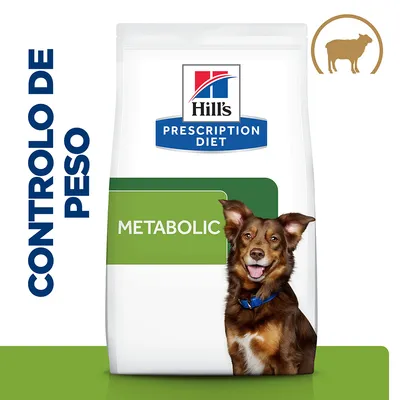 Embalagem de ração Hill's Prescription Diet Metabolic com texto 'Controlo de peso' e ícone de vaca no canto superior direito. Cão visível na frente da embalagem. Embalagem de ração Hill's Prescription Diet Metabolic com texto 'Controlo de peso' e ícone de vaca no canto superior direito. Cão visível na frente da embalagem.