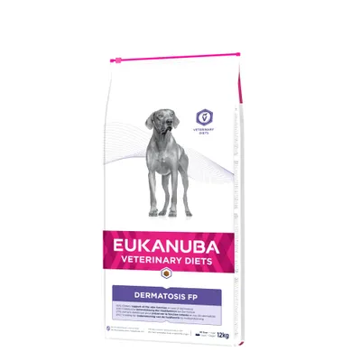 Sacchetto Eukanuba Veterinary Diets Dermatosis FP per cani, 12 kg. Testo visibile: support of the skin function in case of dermatosis. Immagine di un cane sulla confezione.