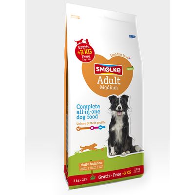 Zak Smølke Adult Medium hondenvoer, Complete all-in-one dog food, Unique protein profile, daily balance, 15 kg + gratis 3 kg. Afbeelding van een zwart-witte hond op de verpakking.