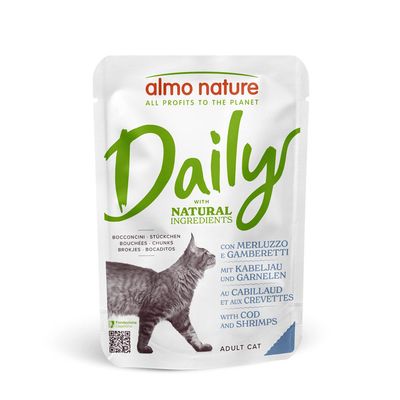 almo nature Daily with natural ingredients, bouchées au cabillaud et aux crevettes pour chat adulte. Texte en anglais, italien, allemand et français visible sur l’emballage.