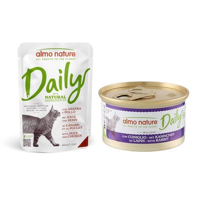 almo nature Daily, bouchées pour chat adulte, avec poulet et saumon. Texte en anglais : OWNED BY THE ANIMALS. Emballage souple avec tête de chat orange.