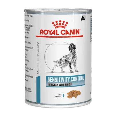 Conservă Royal Canin Veterinary Sensitivity Control, Chicken with Rice, imagine cu câine și bucăți de pate. Text vizibil: Loaf, Sensitivity Control, Chicken with Rice.