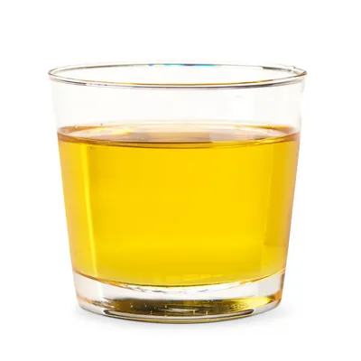 Verre transparent rempli d’un liquide jaune, sans marque ni texte visible.