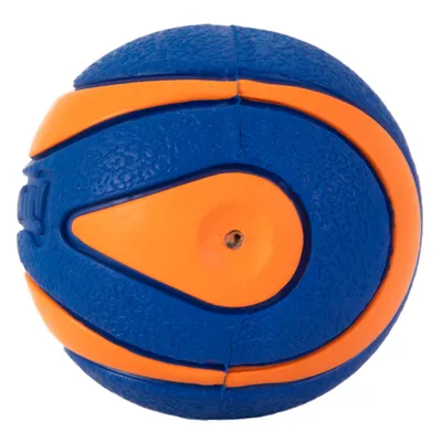 Blauwe en oranje bal met gestructureerd design, geschikt voor speelactiviteiten.
