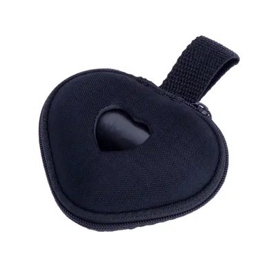 Zwart stoffen hartvormig tasje met rits en lus, opening in de vorm van een hart toont zwarte plastic zakjes binnenin. Zwart stoffen hartvormig tasje met rits en lus, opening in de vorm van een hart toont zwarte plastic zakjes binnenin.