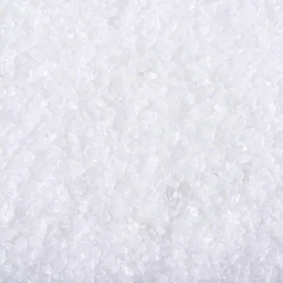 Nahaufnahme von weissen Kristallen, möglicherweise Salz oder Mineralien. Keine weiteren Informationen sichtbar.