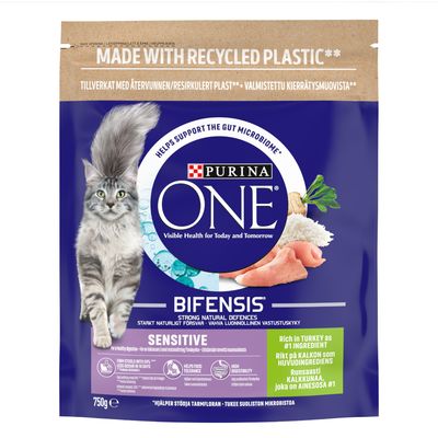 Purina One Bifensis Sensitive, rich in turkey as number one ingredient. Image shows a cat, turkey pieces, rice and greens on the packaging.