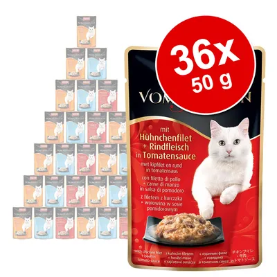 Pack de 36 sobres de 50 g de comida para gatos Vom Feinsten, con filete de pollo y carne de res en salsa de tomate. Imagen del sobre y pirámide de cajas con gato blanco.