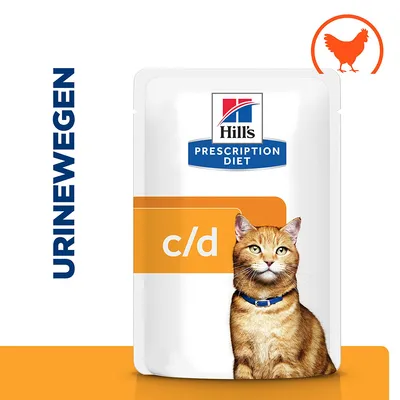 Hill's Prescription Diet c/d kattenvoer verpakking, oranje label, tekst 'URINEWEGEN' en kip-icoon zichtbaar.