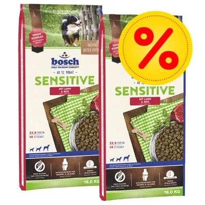 Kaksi Bosch Sensitive mit Lamm & Reis -koiranruokapussia, 15 kg, proteiini 22,5 %, rasva 14 %. Suuri prosenttimerkki oikeassa yläkulmassa. Pakkauksessa koira ja ruokakuppi.