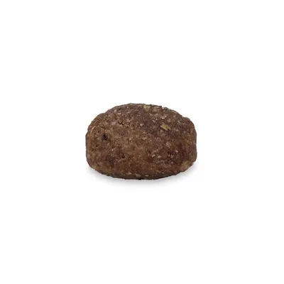 En enkelt brun, oval foderpille med synlige kornstykker på hvid baggrund. Ingen mærkning eller tekst synlig.