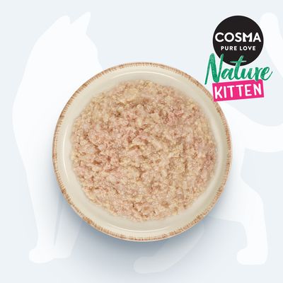 Cosma Nature Kitten. Feines Nassfutter für Kätzchen in einer Schale, natürliche Zutaten sichtbar.