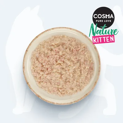 Cosma Nature Kitten. Feines Nassfutter für Kätzchen in einer Schale, natürliche Zutaten sichtbar.