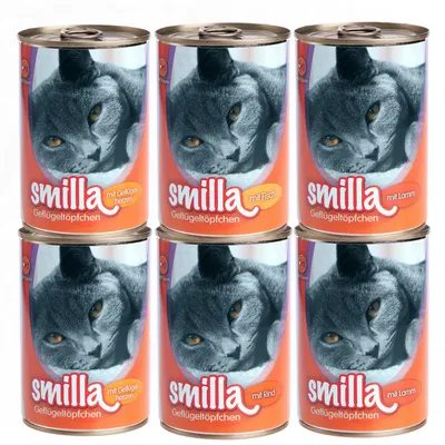 Seis latas de comida para gato Smilla Geflügeltöpfchen, visíveis variedades: mit Geflügelherzen, mit Fisch, mit Lamm e mit Rind. Imagem de um gato cinzento nas embalagens.