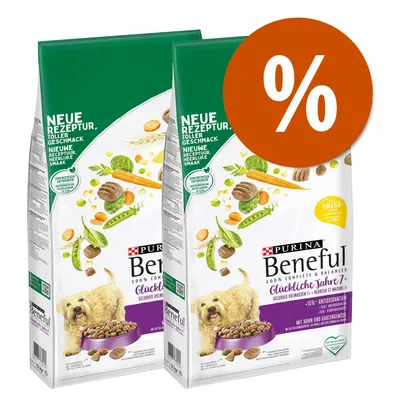 Due confezioni di Purina Beneful Glückliche Jahre 7+ con cane, ciotola viola e verdure. Testo visibile: 'NEUE REZEPTUR, TOLLER GESCHMACK'. Simbolo percentuale arancione in alto a destra.