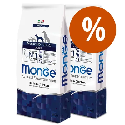 Due sacchi Monge Natural Superpremium Rich in Chicken, Daily Line, Medium 10–32 kg, Adult, 12 kg ciascuno. Etichetta con bandiera italiana e simbolo percentuale arancione.