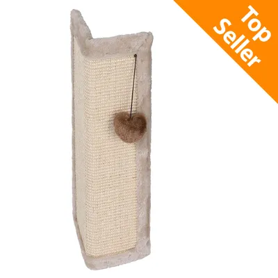 Tiragraffi angolare in sisal con bordo in peluche beige e pallina marrone appesa. Angolo superiore destro con scritta Top Seller su sfondo arancione. Tiragraffi angolare in sisal con bordo in peluche beige e pallina marrone appesa. Angolo superiore destro con scritta Top Seller su sfondo arancione.