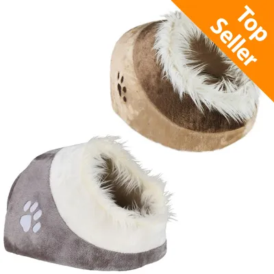 Due cucce per animali in tessuto peluche, una marrone e una grigia, entrambe con bordo bianco peloso e impronta di zampa ricamata. Angolo arancione con testo: Top Seller.