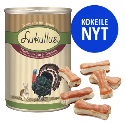 Lukullus Wildkaninchen & Truthahn -koiranruokapurkki, kuvassa kalkkuna ja kani, sekä useita luunmuotoisia koiranherkkuja. Sininen ympyrä: KOKEILE NYT.