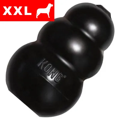 KONG XXL -koiranlelu, musta kumi. Kuvassa näkyy tuotteen koko (XXL) ja KONG-brändin nimi lelun pinnassa. KONG XXL -koiranlelu, musta kumi. Kuvassa näkyy tuotteen koko (XXL) ja KONG-brändin nimi lelun pinnassa.