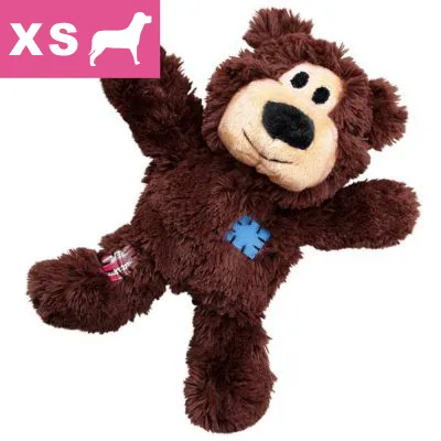 Pehmolelukarhu, ruskea, korjauspaikat vatsassa ja jalassa. Vasemmassa yläkulmassa vaaleanpunainen laatikko: XS ja koiran siluetti. Pehmolelukarhu, ruskea, korjauspaikat vatsassa ja jalassa. Vasemmassa yläkulmassa vaaleanpunainen laatikko: XS ja koiran siluetti.