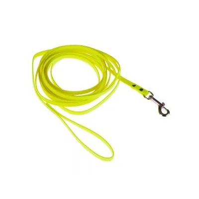 Guinzaglio lungo giallo fluo con maniglia e moschettone in metallo visibile, materiale plastico.